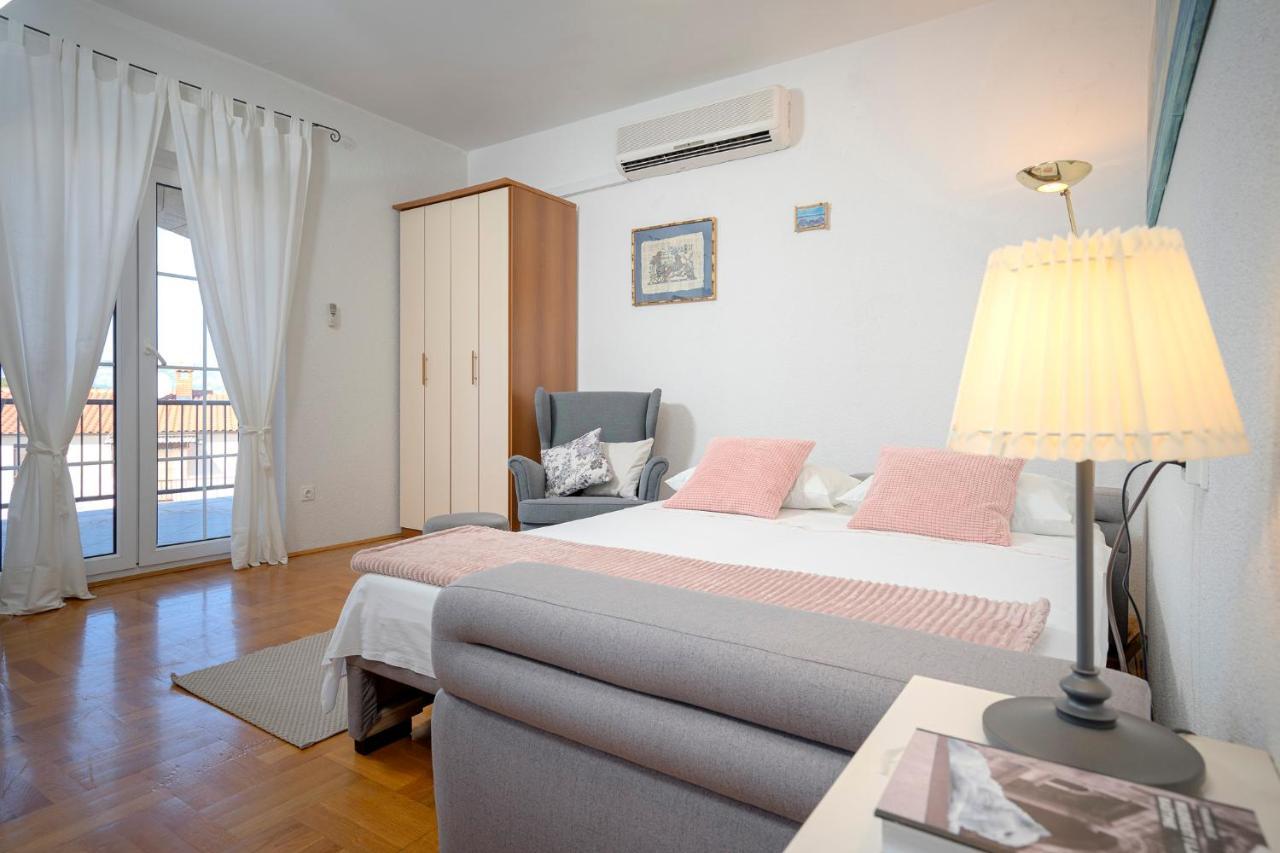 Nela Kalina Jelsa (Hvar)